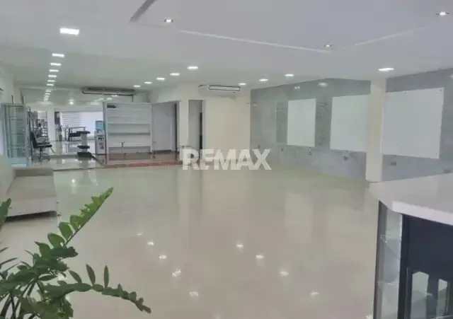 Se alquila espléndido local comercial