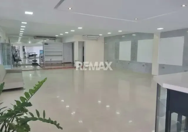 Se alquila espléndido local comercial