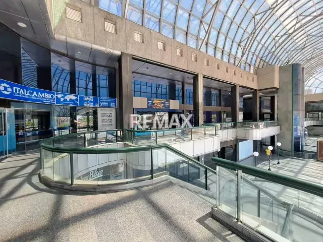 LOCAL COMERCIAL CON MEZZANINA, VISTA A LA AV. 4 DE MAYO, CENTRO COMERCIAL GALERIAS FENTE, PORLAMAR, ISLA DE MARGARITA, VENEZUELA - 5