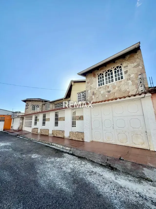 En venta: Hermosa casa en la Urb. Los Criollitos Ubicación: Avenida Rotaria, frente al SENIAT, San Cristóbal.