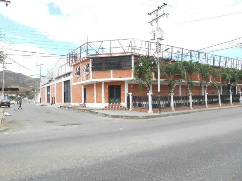 Comercial (Galpon - Deposito) en Venta en Centro, Aragua