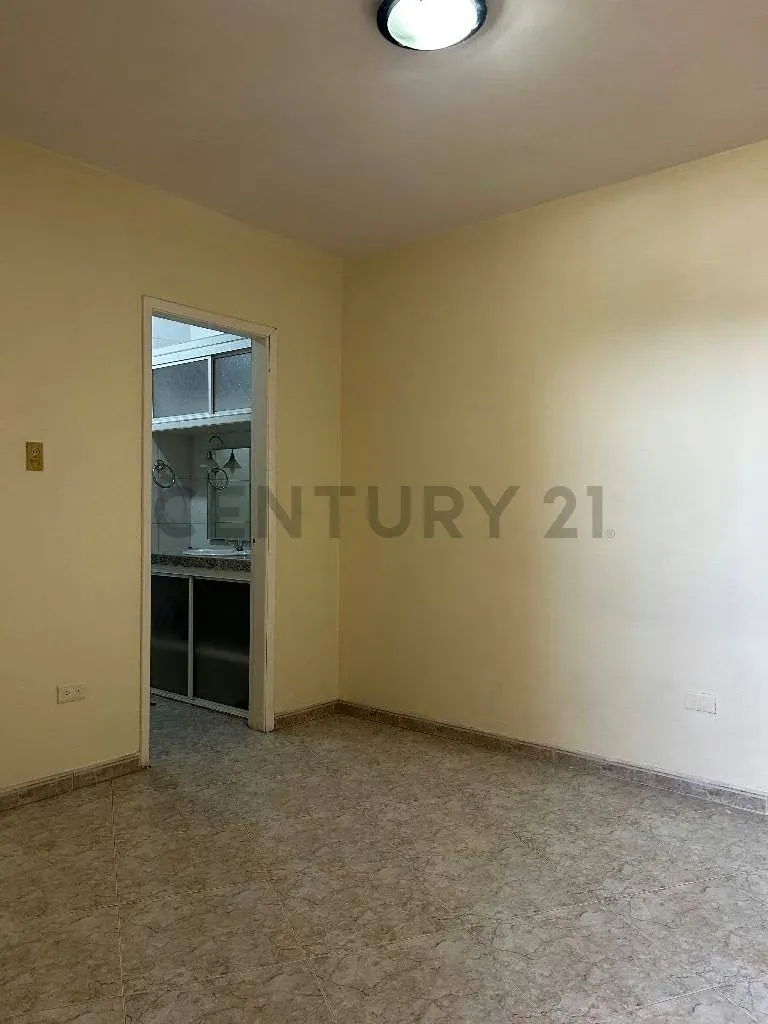 Se alquila apartamento en segundo piso ubicado en Av. El Milagro - 11