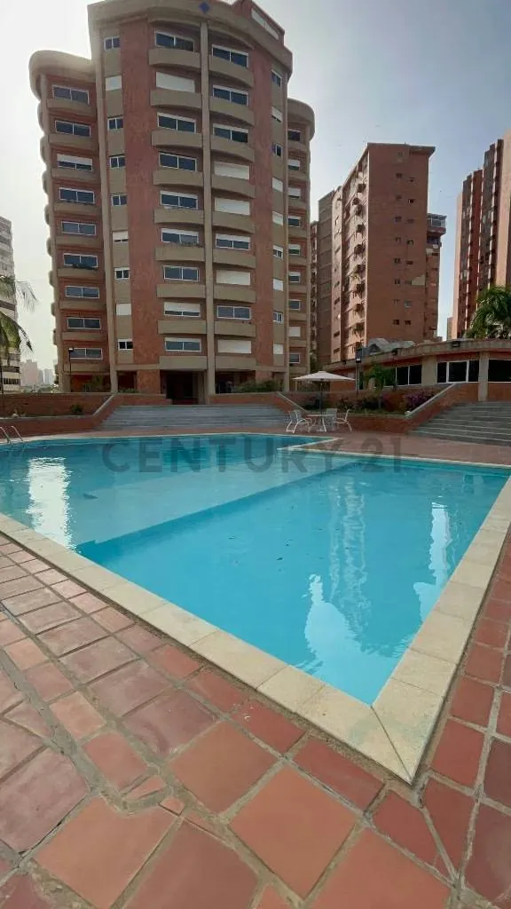 Se alquila apartamento en segundo piso ubicado en Av. El Milagro - 12