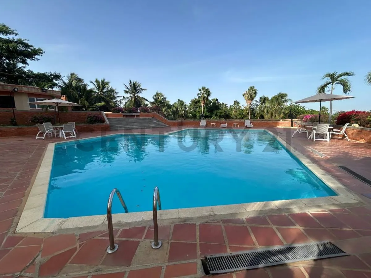 Se alquila apartamento en segundo piso ubicado en Av. El Milagro - 13