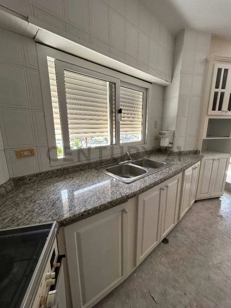 Se alquila apartamento en segundo piso ubicado en Av. El Milagro - 5
