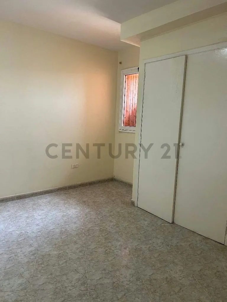 Se alquila apartamento en segundo piso ubicado en Av. El Milagro - 6