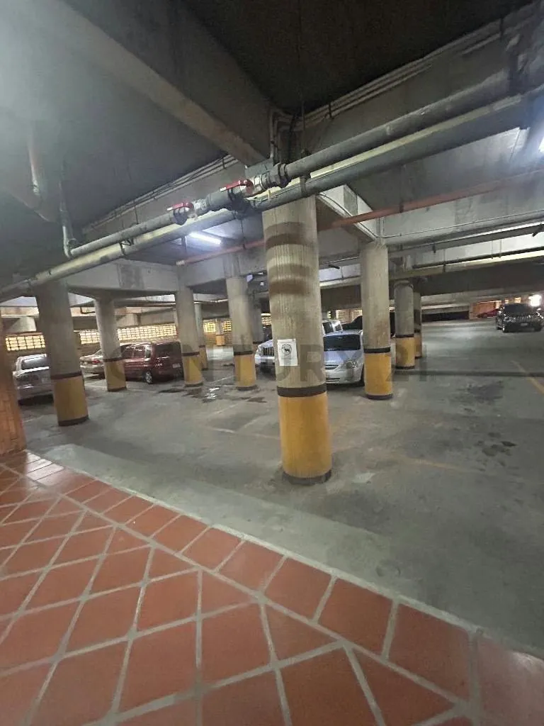 Se alquila apartamento en segundo piso ubicado en Av. El Milagro - 8