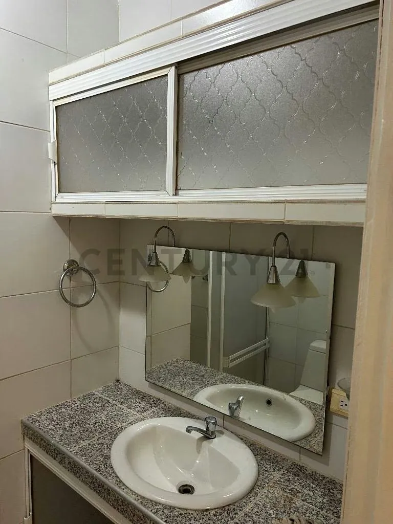 Se alquila apartamento en segundo piso ubicado en Av. El Milagro - 10