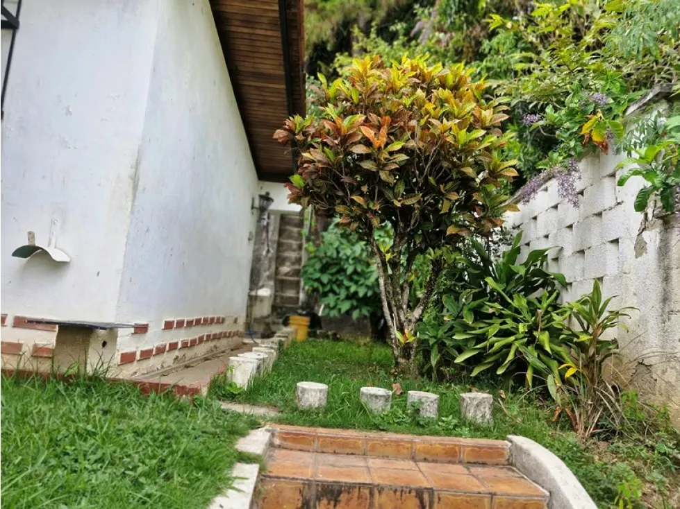 Vendo casa en calle cerrada 380m2 Prados del Este 4815 - 21