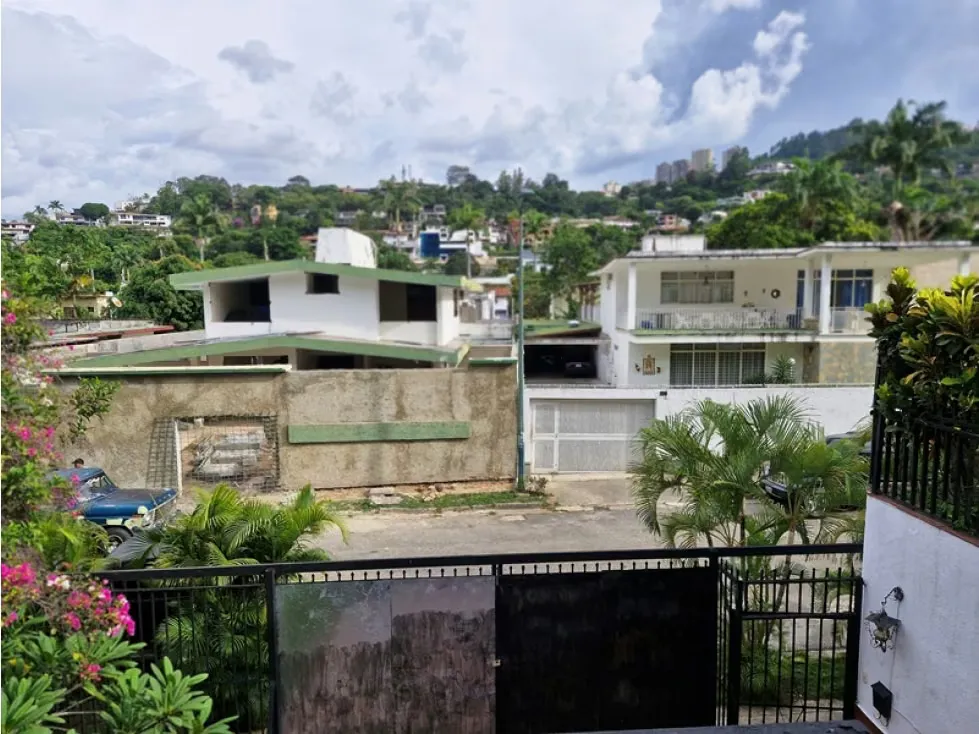 Vendo casa en calle cerrada 380m2 Prados del Este 4815 - 22