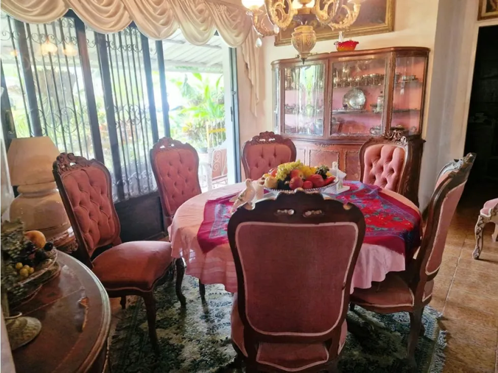 Vendo casa en calle cerrada 380m2 Prados del Este 4815 - 7