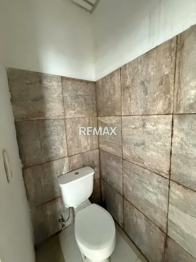 Se alquila local comercial. Av Ollarvides - 3