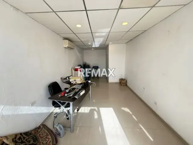 Se alquila local comercial. Av Ollarvides - 4