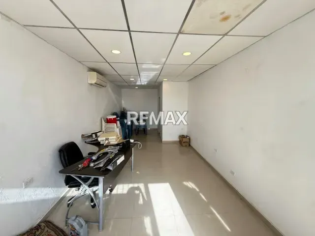 Se alquila local comercial. Av Ollarvides - 5