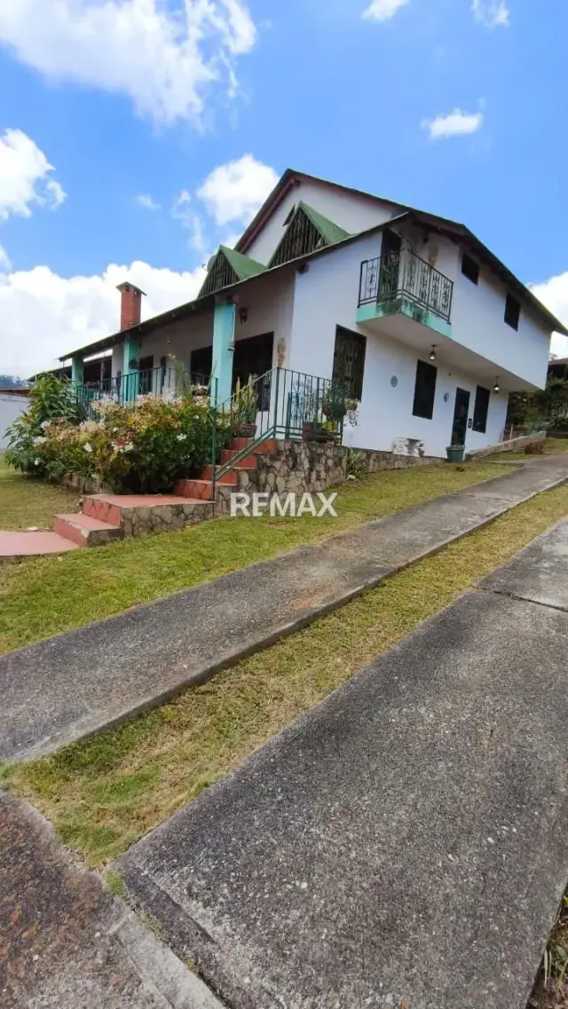 Hermosa Casa Tipo Chalet, Ubicado en el Sector Juan Diaz, Municipio Escuque