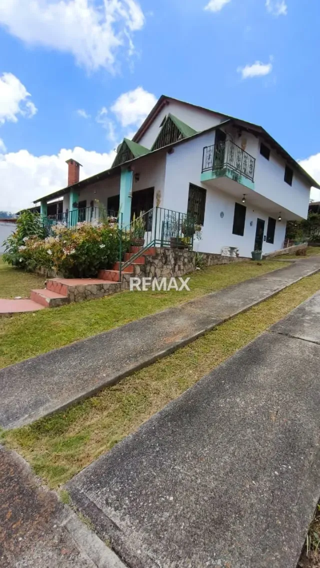 Hermosa Casa Tipo Chalet, Ubicado en el Sector Juan Diaz, Municipio Escuque