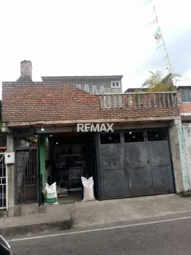VENTA Casa de tres plantas en cordero