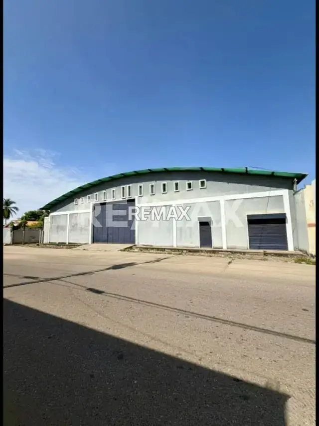 ¡Impulsa tu operación! Galpón cerrado con oficinas en alquiler – A metros de la Av. Intercomunal, Ciudad Ojeda