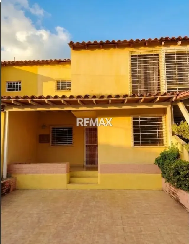 Hermosa Casa a la Venta en la Urbanizacion VILLA MORA