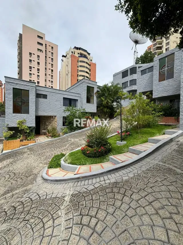 EN VENTA MODERNO TOWNHOUSE AMOBLADO EN LA URB. EL BOSQUE