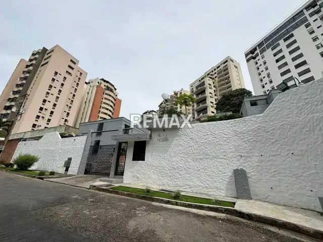 EN VENTA MODERNO TOWNHOUSE AMOBLADO EN LA URB. EL BOSQUE - 2