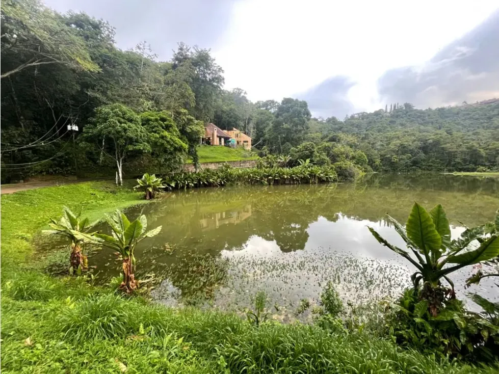 Se vende casa 380m2 Monteclaro Laguna - Los Teques 1700