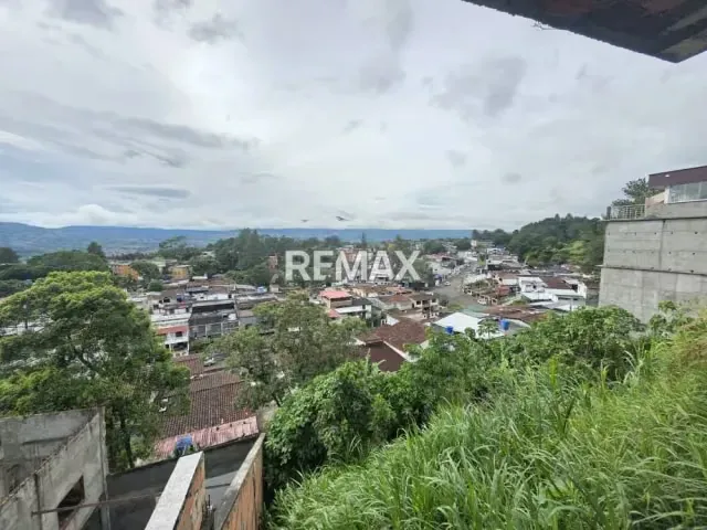 En venta parcela ubicada en la urbanización Colinas de Pirineos - 11
