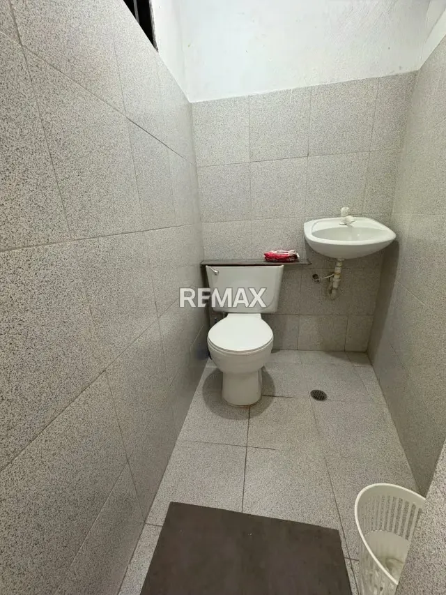En Venta Oficinas con almacén en cabudare fácil acceso a la Av. Intercomunal - 12