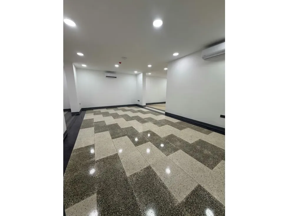 Se vende casa comercial Urb. San Román - 13