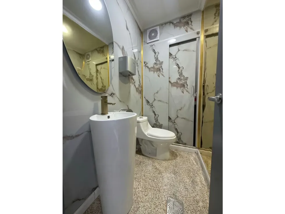 Se vende casa comercial Urb. San Román - 18