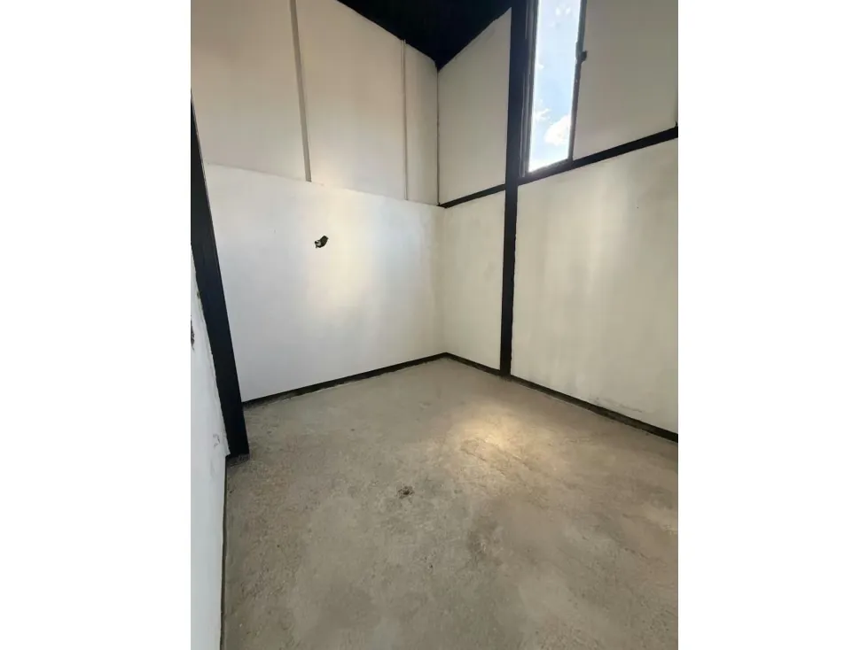Se vende casa comercial Urb. San Román - 7