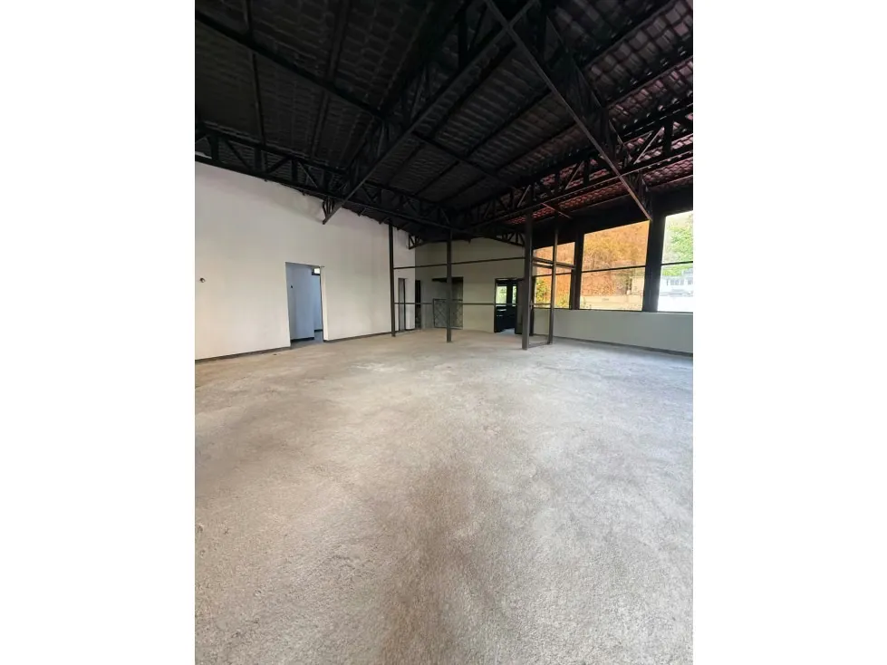 Se vende casa comercial Urb. San Román - 8