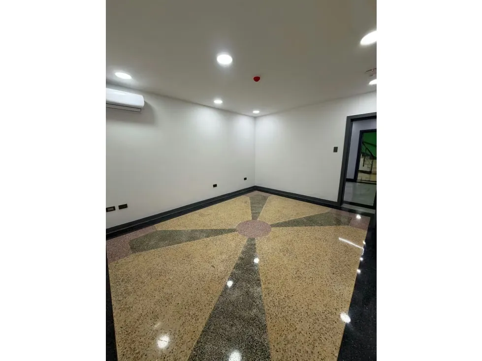 Se vende casa comercial Urb. San Román - 10