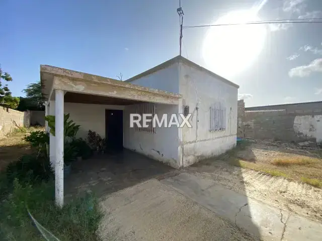 Casa en las margaritas, terreno con alto potencial
