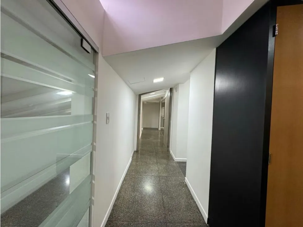 Se alquila oficina 158m2 Las Mercedes - 2