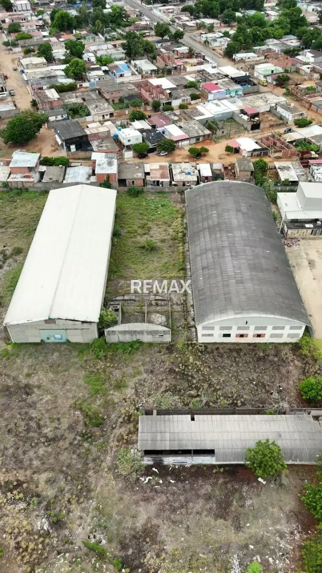 VENTA TERRENO Y COMPLEJO DE 3 GALPONES UBICADOS EN AV 50 VIA PERIJA - 8