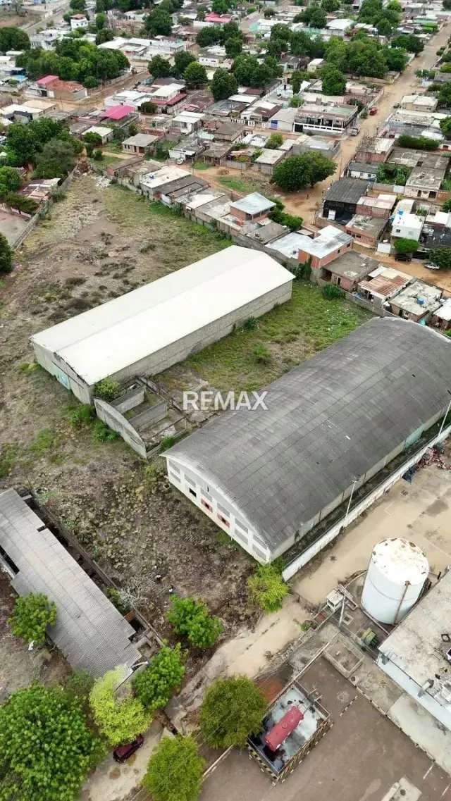 VENTA TERRENO Y COMPLEJO DE 3 GALPONES UBICADOS EN AV 50 VIA PERIJA - 9