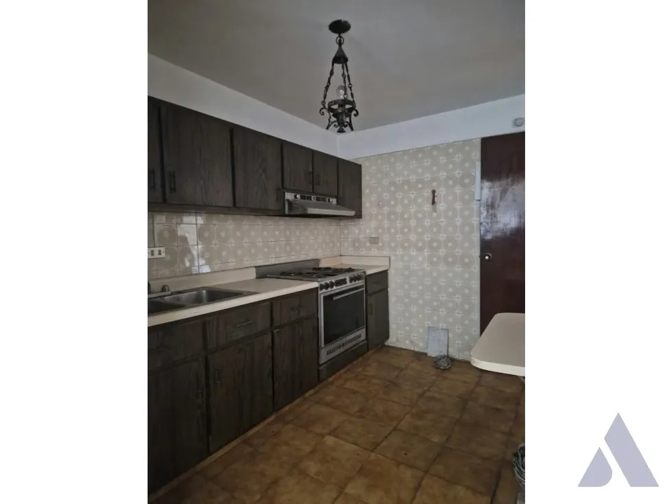 Se vende apartamento 100m2 La Urbina 4811