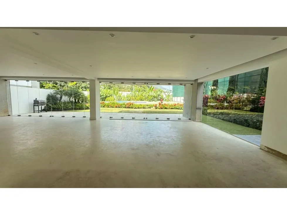 En venta Planta Baja 400m2 Urb. Altamira - 3