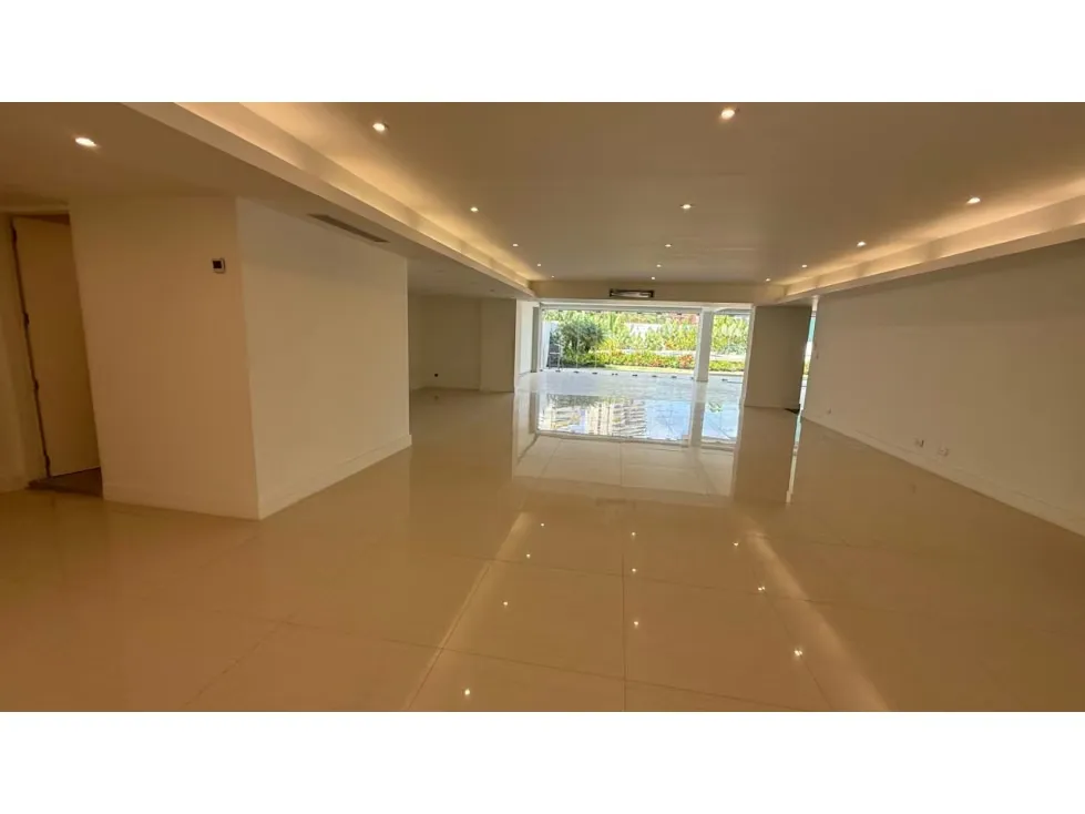 En venta Planta Baja 400m2 Urb. Altamira - 5