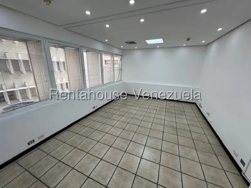 Oficina en Alquiler en Los Palos Grandes, Distrito Metropolitano - 13