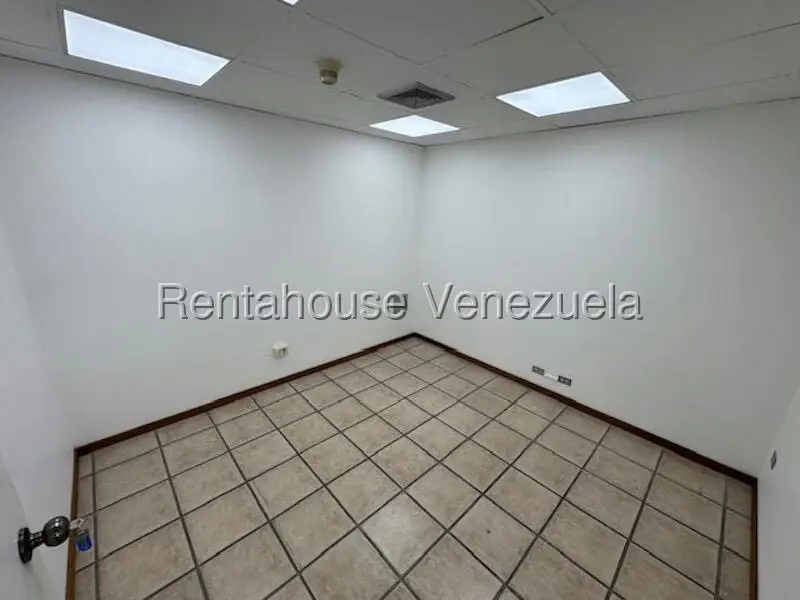 Oficina en Alquiler en Los Palos Grandes, Distrito Metropolitano - 23