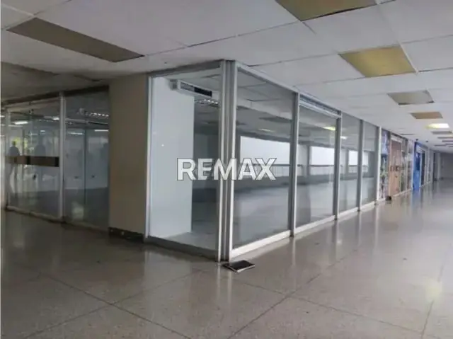 Se Alquila excelente Local Comercial de 64 M2 Los Chaguaramos