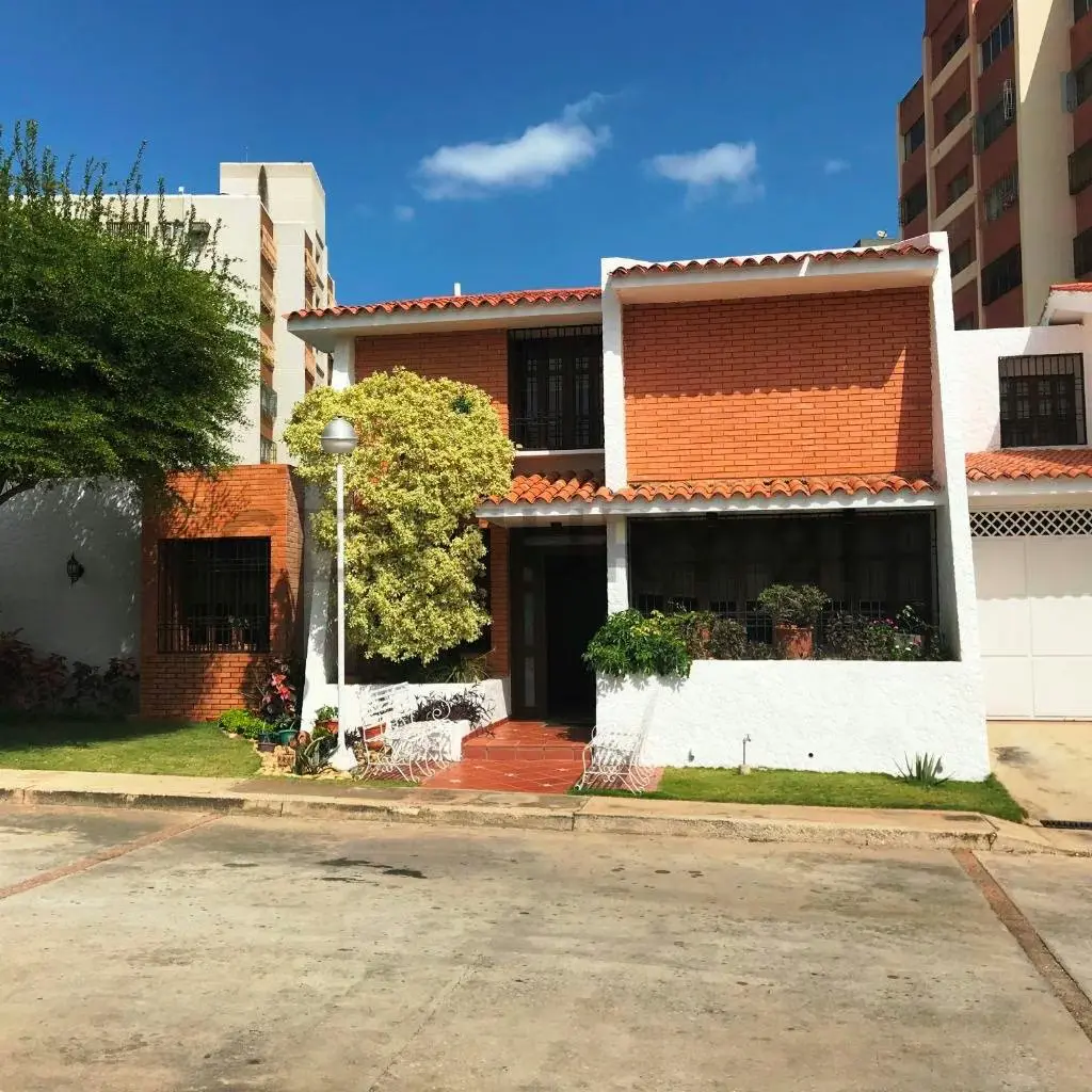 C21 Vende ExcelenteTown House Villa El Pilarcito en Zona Norte