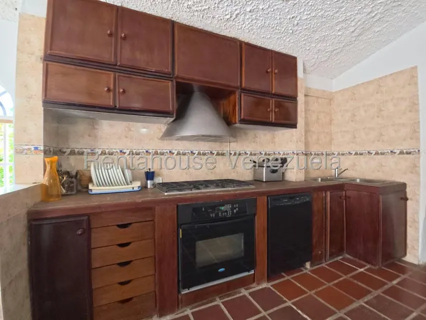 Industrial en Venta en Avenida Principal Cecilio Acosta, Miranda - 15