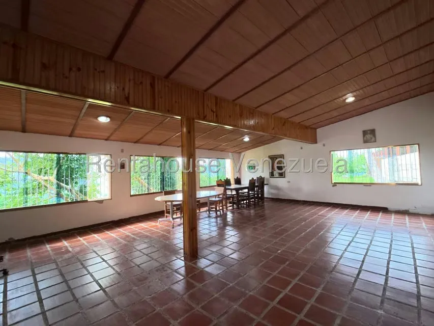 Industrial en Venta en Avenida Principal Cecilio Acosta, Miranda - 16