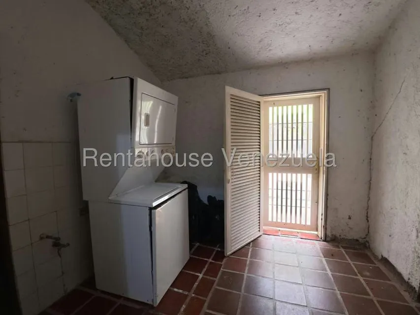 Industrial en Venta en Avenida Principal Cecilio Acosta, Miranda - 43