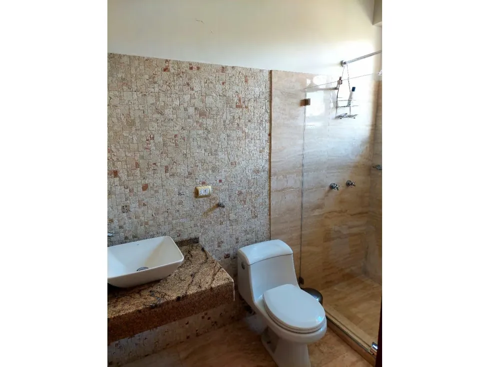 Se alquila casa 300m2 La Lagunita 6351 - 28