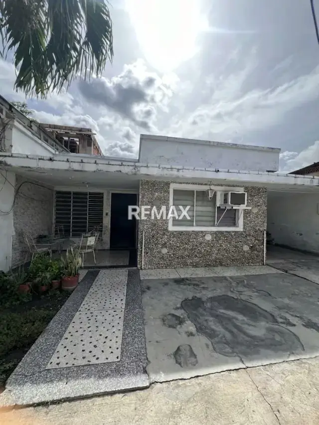 Casa Comercial para remodelar – Av. Principal La Cooperativa