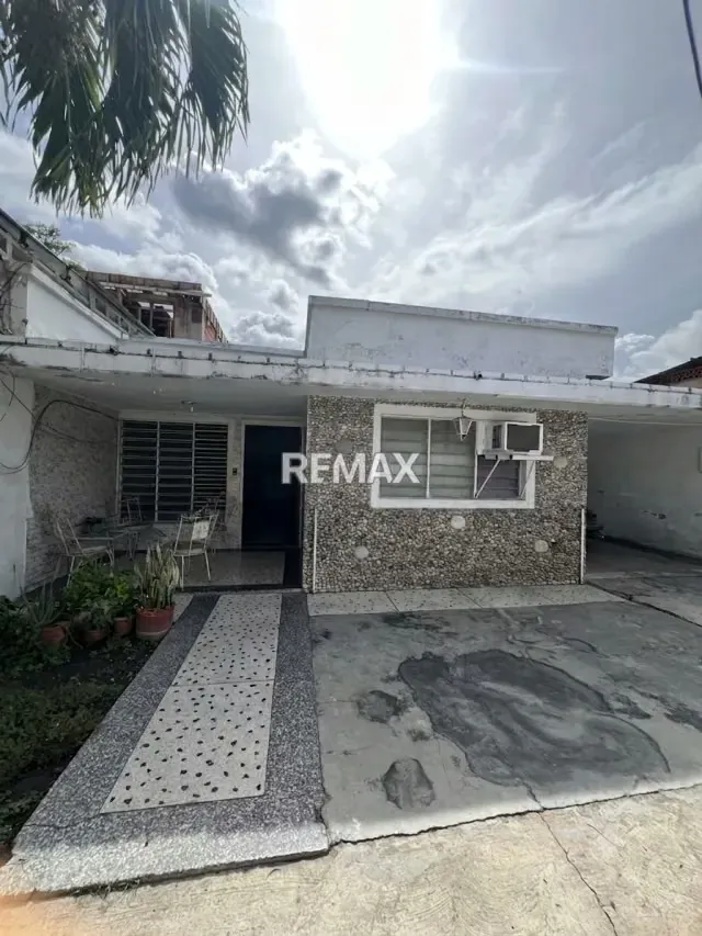 Casa Comercial para remodelar – Av. Principal La Cooperativa